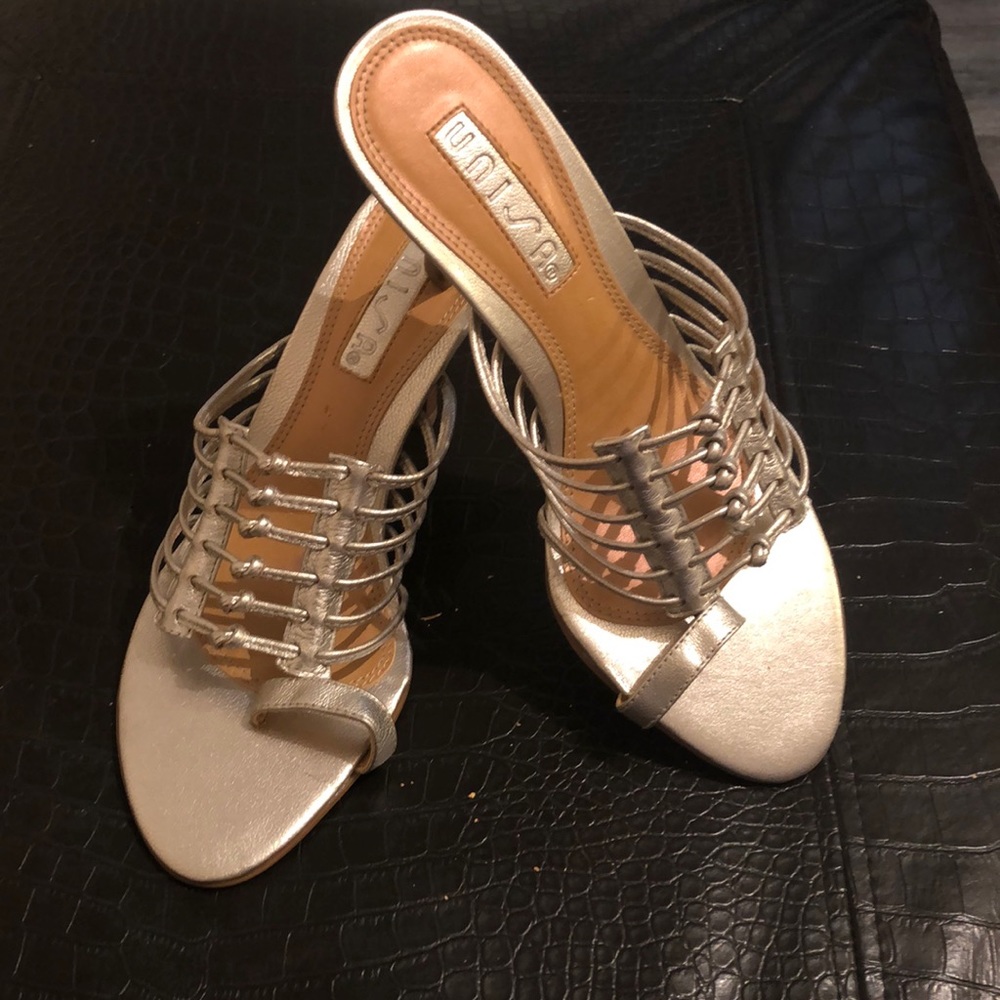 UNISA SILVER METALLIC TOE STRAP SANDALS